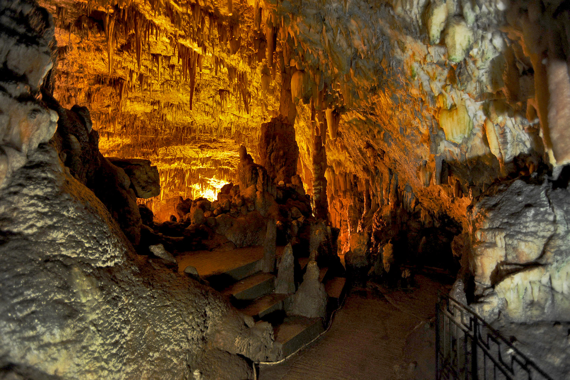 Drogarati Cave
